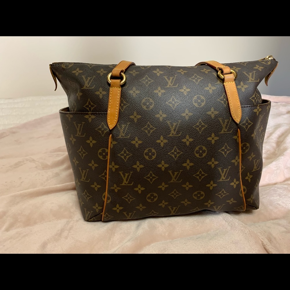 Totally MM Shoulder Tote. Louis Vuitton Brown Monogram Tote.. - Picture 4 of 16